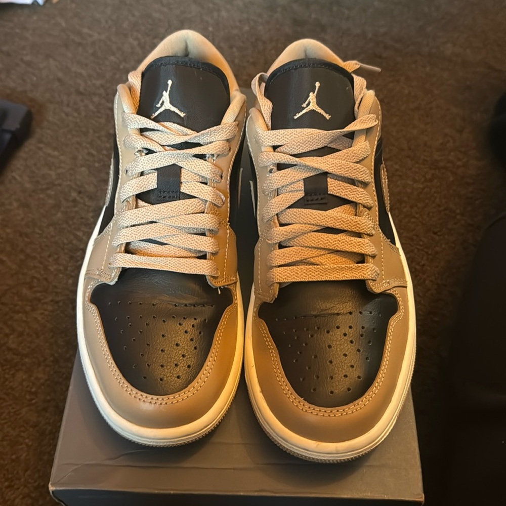 Nike Dunk.... Beige and Black dunks…women size 7 1/2 .. wore